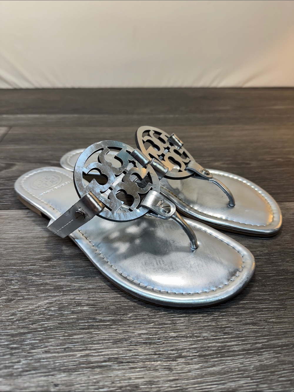 Tory Burch Metallic Silver Logo Thong Sandals Sz 7.5 (h51) - Picture 6 of 6